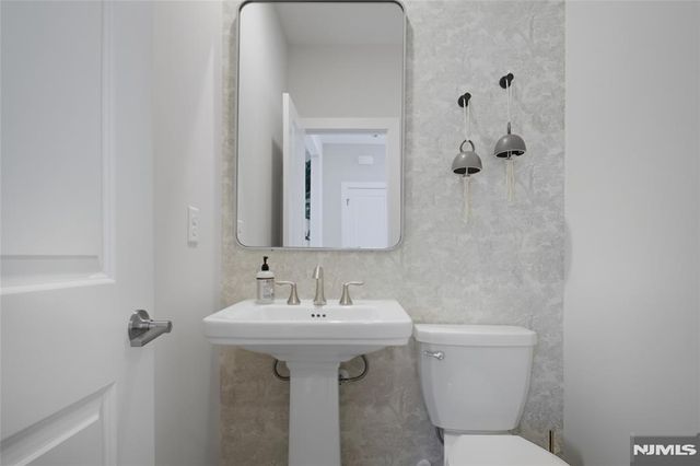 22 Arlington Place, Oakland, NJ 07036