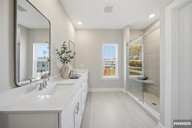 22 Arlington Place, Oakland, NJ 07036