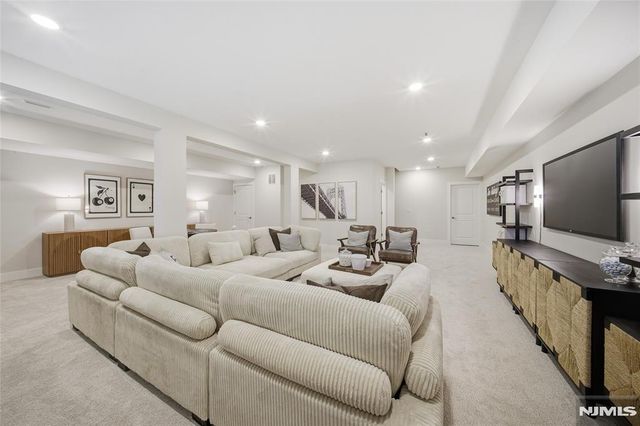 22 Arlington Place, Oakland, NJ 07036