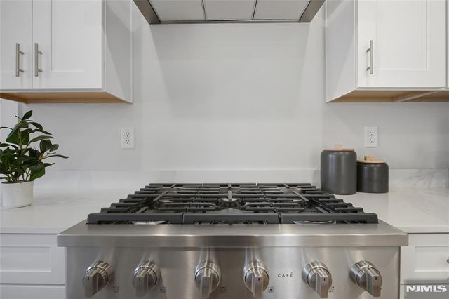 22 Arlington Place, Oakland, NJ 07036