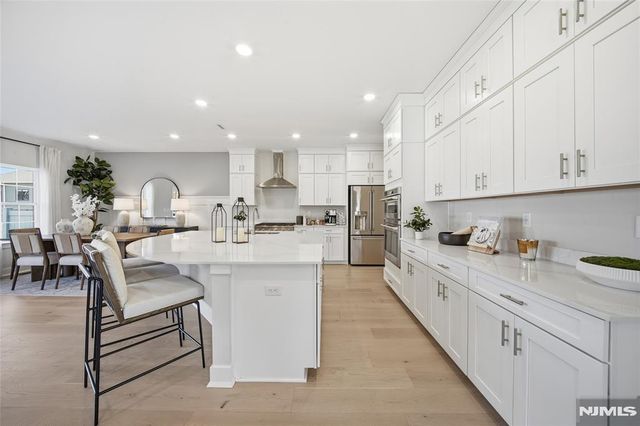 22 Arlington Place, Oakland, NJ 07036