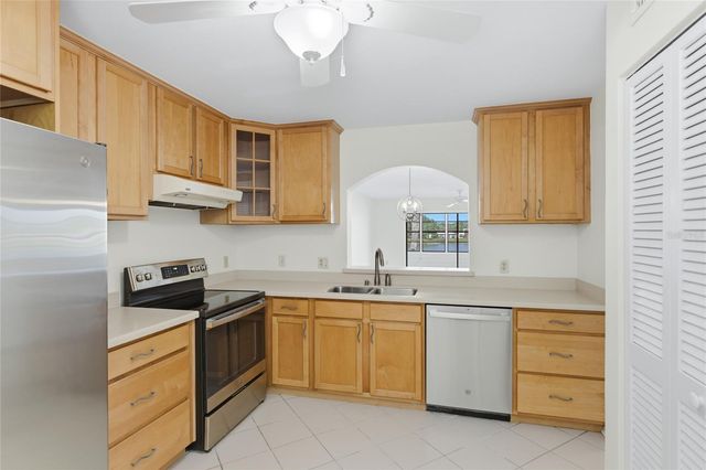 211 LAKEWOOD DRIVE 211, Bradenton, FL 34210