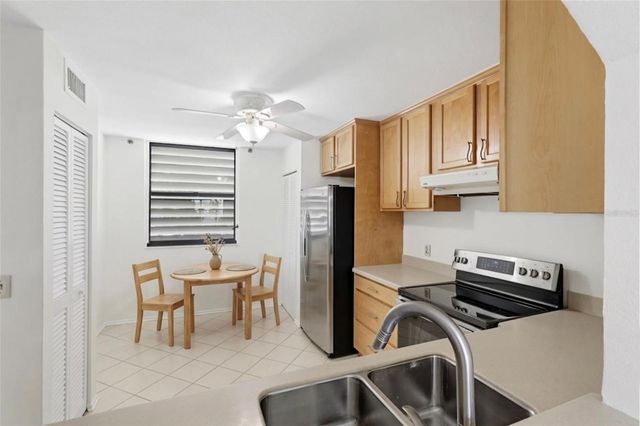 211 LAKEWOOD DRIVE 211, Bradenton, FL 34210