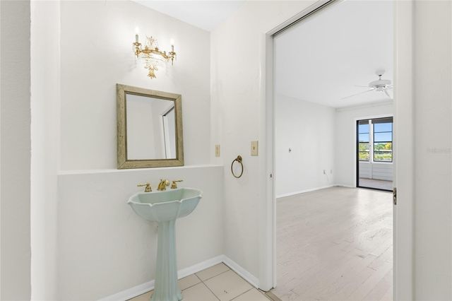 211 LAKEWOOD DRIVE 211, Bradenton, FL 34210