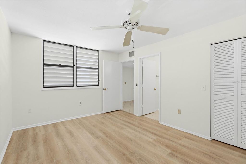 Image 12 of property listing at 211 LAKEWOOD DRIVE 211, Bradenton, FL 34210