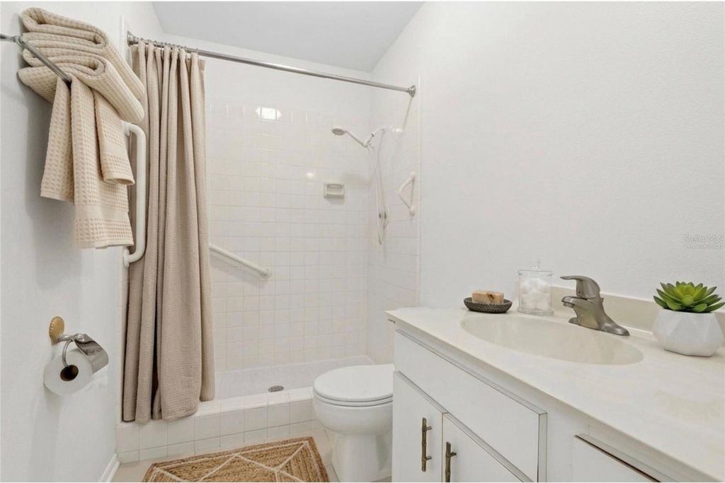 Image 14 of property listing at 211 LAKEWOOD DRIVE 211, Bradenton, FL 34210