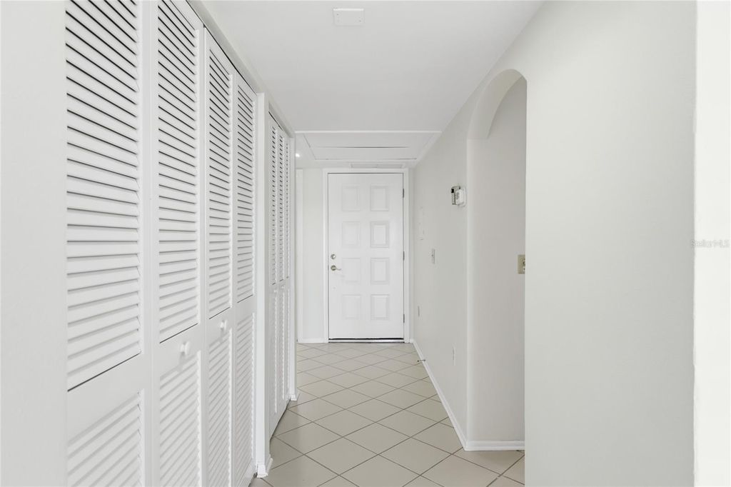 Image 15 of property listing at 211 LAKEWOOD DRIVE 211, Bradenton, FL 34210