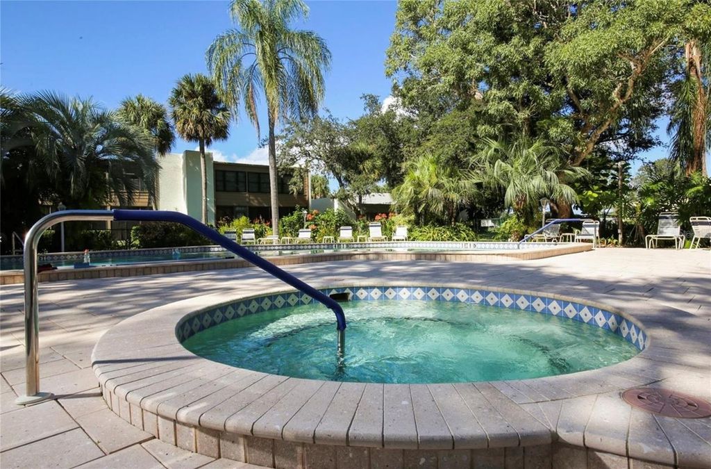 Image 19 of property listing at 211 LAKEWOOD DRIVE 211, Bradenton, FL 34210