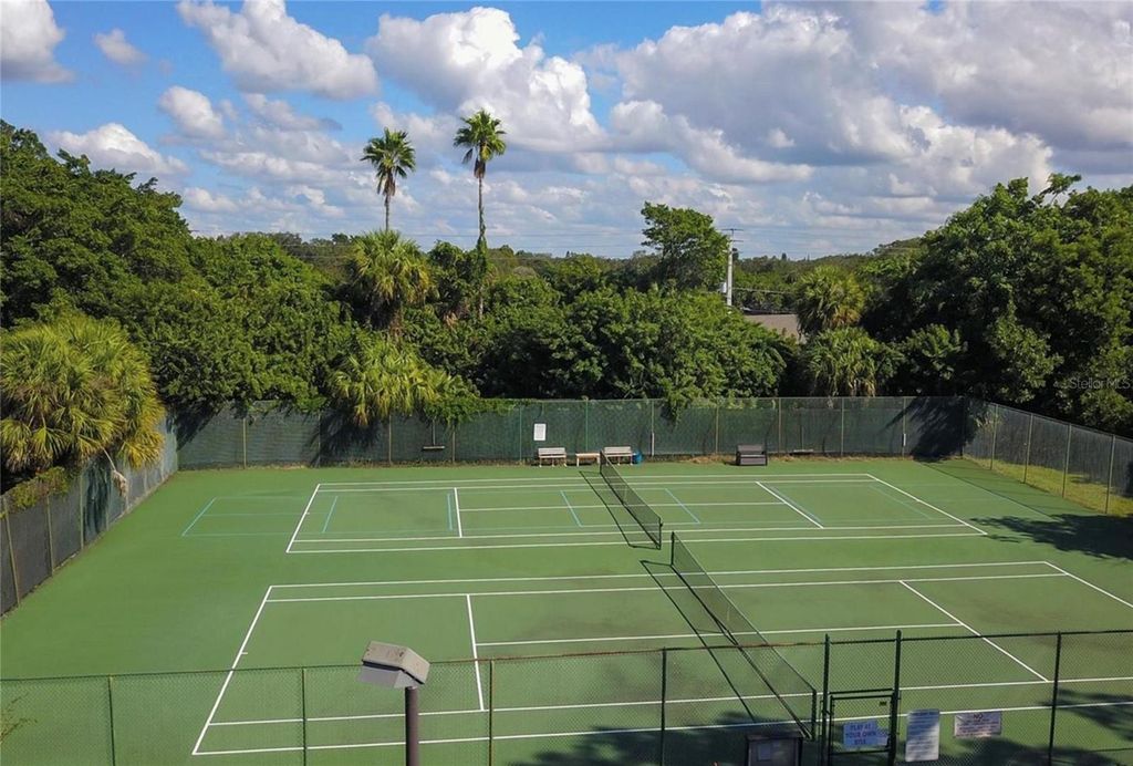 Image 20 of property listing at 211 LAKEWOOD DRIVE 211, Bradenton, FL 34210