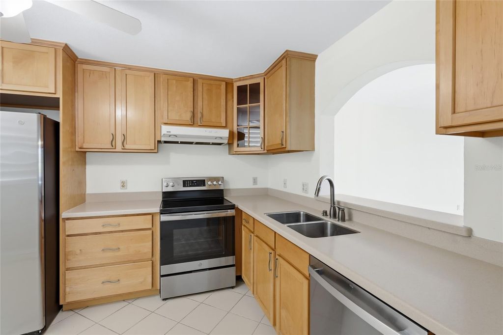 Image 3 of property listing at 211 LAKEWOOD DRIVE 211, Bradenton, FL 34210
