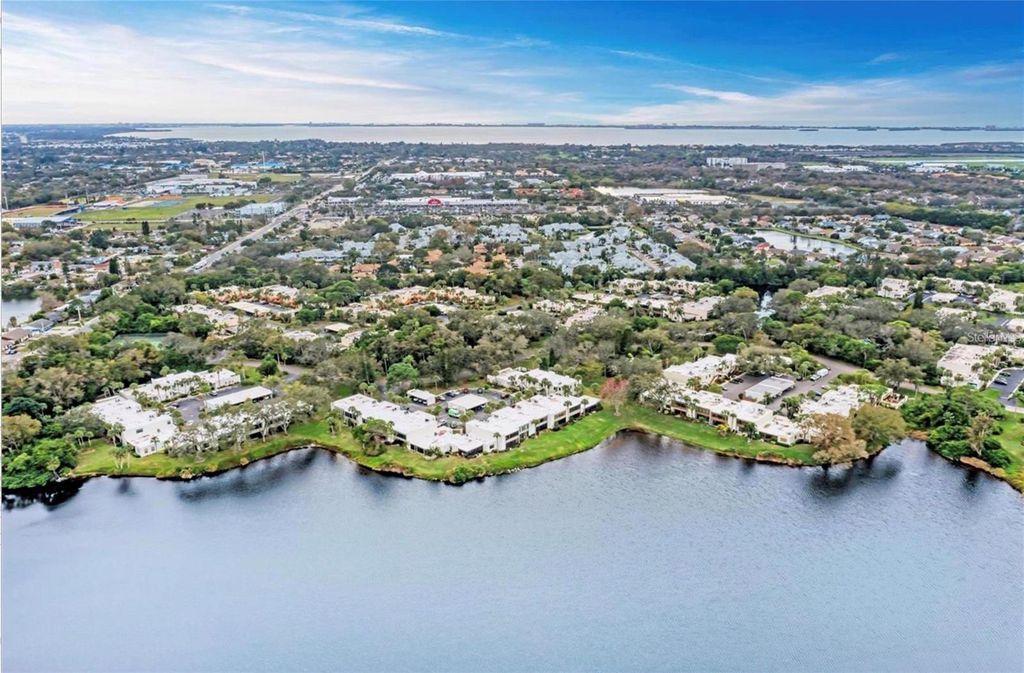 Image 21 of property listing at 211 LAKEWOOD DRIVE 211, Bradenton, FL 34210