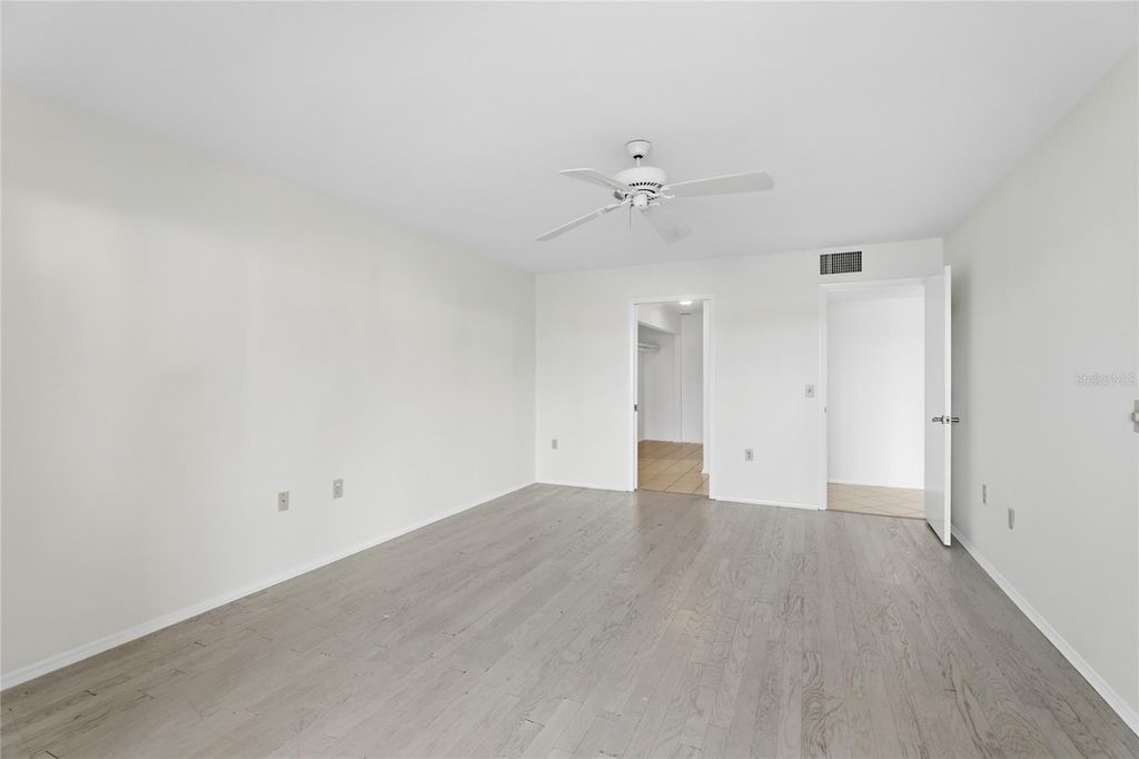Image 7 of property listing at 211 LAKEWOOD DRIVE 211, Bradenton, FL 34210