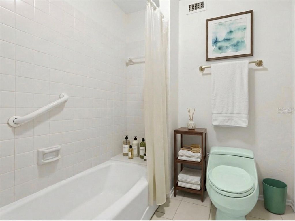 Image 8 of property listing at 211 LAKEWOOD DRIVE 211, Bradenton, FL 34210