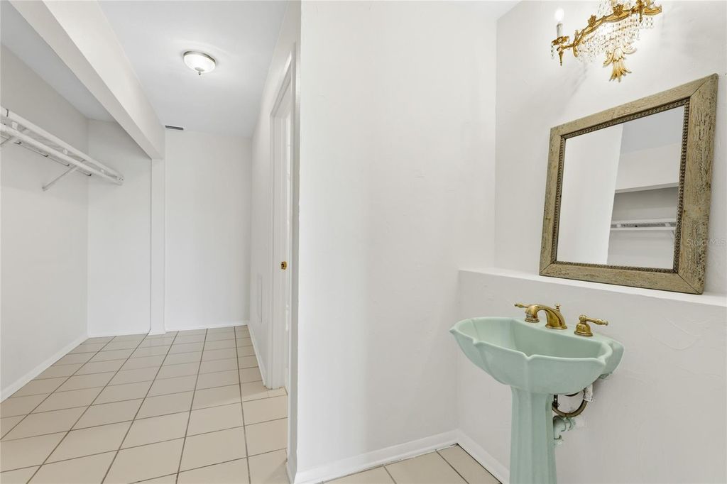 Image 9 of property listing at 211 LAKEWOOD DRIVE 211, Bradenton, FL 34210