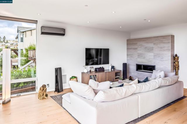 189 Florence Ave, Oakland, CA 94618