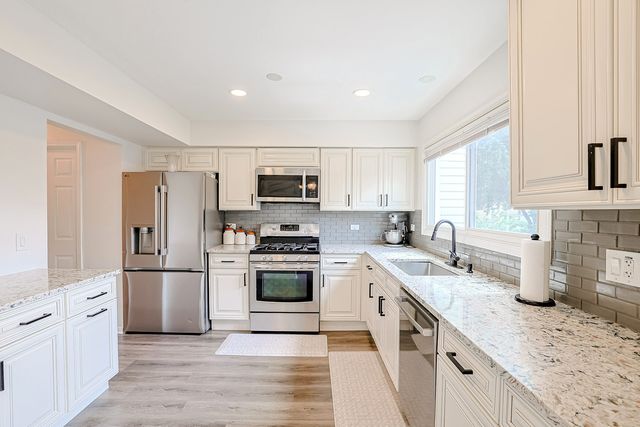 293 Barclay Drive, Glendale Heights, IL 60139