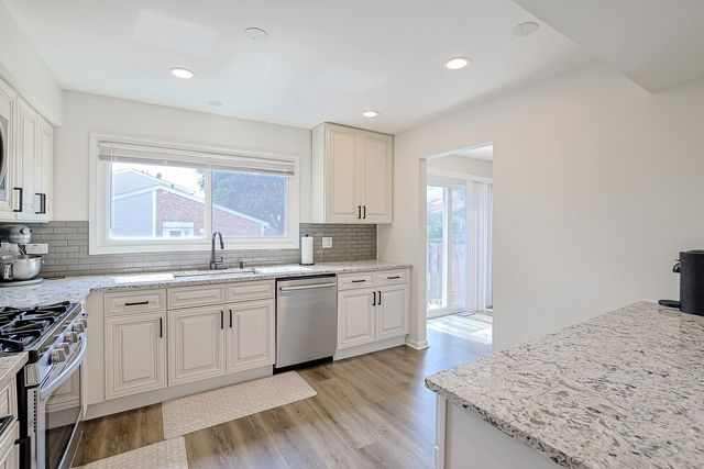 293 Barclay Drive, Glendale Heights, IL 60139