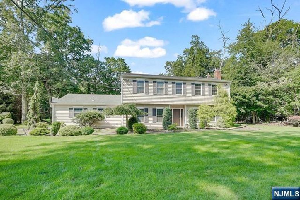 100 Lake Street, Upper Saddle River, NJ 07458