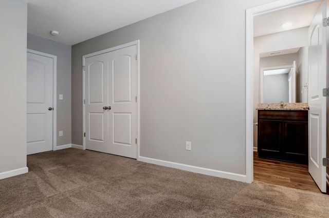 8066 Logan Dr, La Vergne, TN 37086