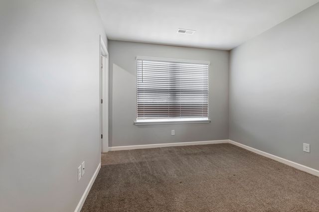 8066 Logan Dr, La Vergne, TN 37086