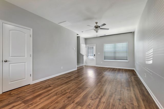 8066 Logan Dr, La Vergne, TN 37086