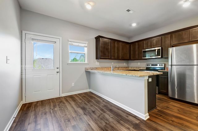 8066 Logan Dr, La Vergne, TN 37086