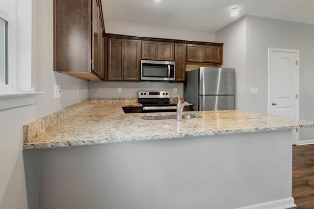 8066 Logan Dr, La Vergne, TN 37086