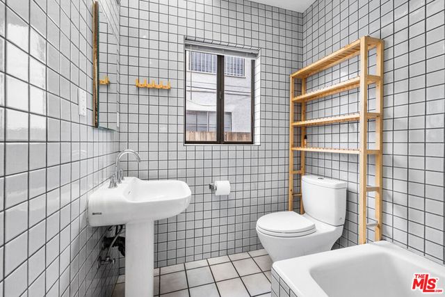 11245 Huston Street, North Hollywood, CA 91601