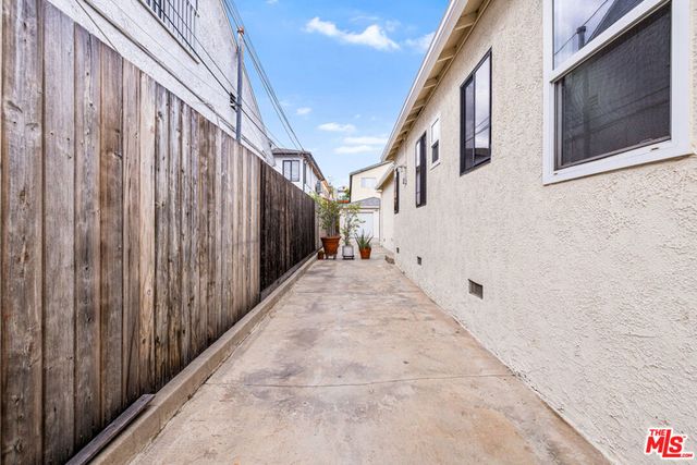 11245 Huston Street, North Hollywood, CA 91601