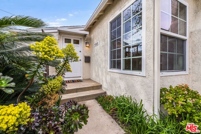 11245 Huston Street, North Hollywood, CA 91601