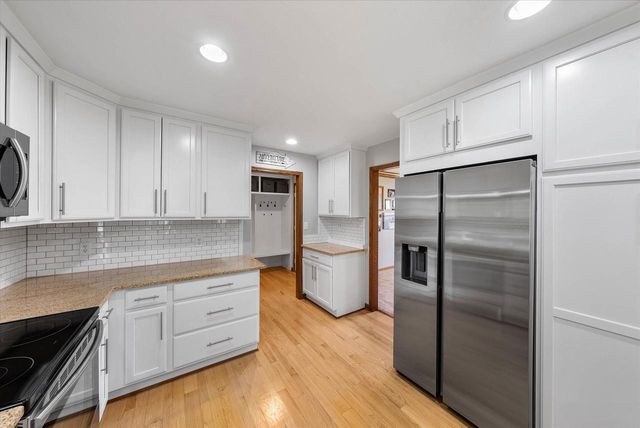 W142N10617 Magnolia DRIVE, Germantown, WI 53022