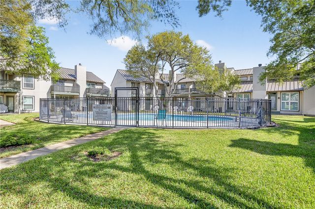 302 St Andrews G-203, Rockport, TX 78382