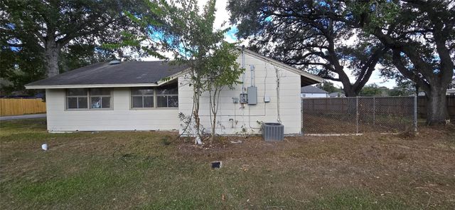 1801 Svetlik Avenue, Bay City, TX 77414