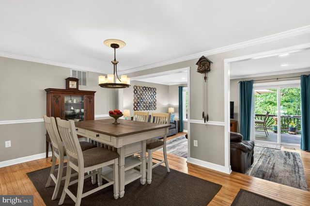 10111 CHESTNUT WOOD LN, Burke, VA 22015