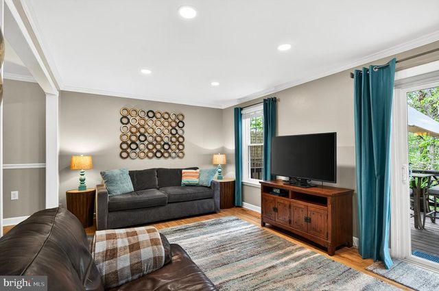 10111 CHESTNUT WOOD LN, Burke, VA 22015