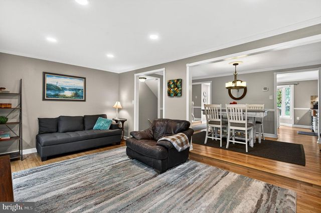 10111 CHESTNUT WOOD LN, Burke, VA 22015