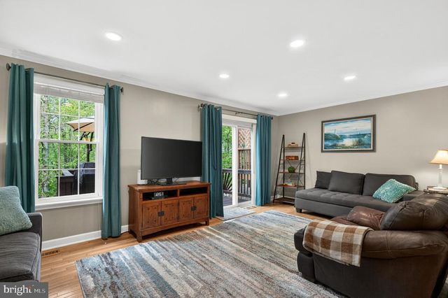 10111 CHESTNUT WOOD LN, Burke, VA 22015