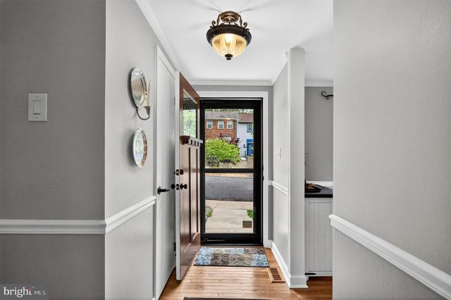 10111 CHESTNUT WOOD LN, Burke, VA 22015