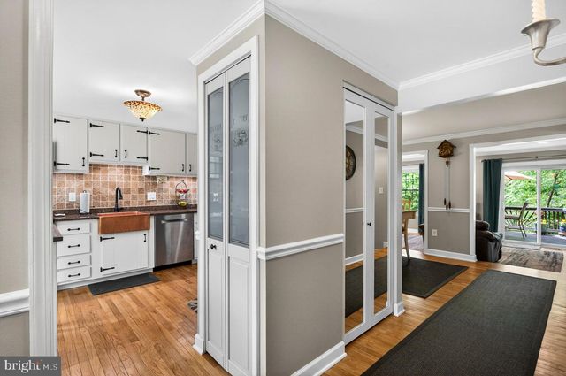 10111 CHESTNUT WOOD LN, Burke, VA 22015
