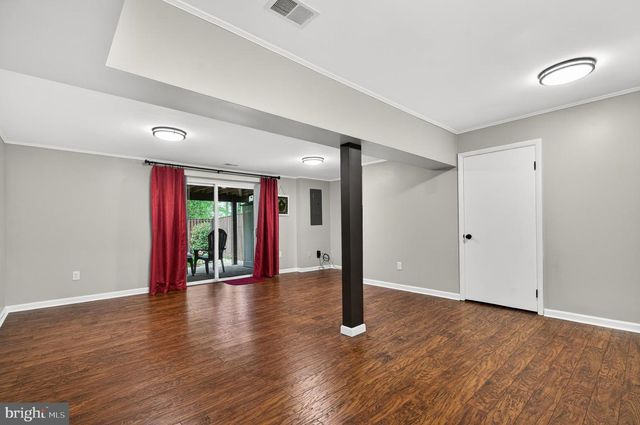 10111 CHESTNUT WOOD LN, Burke, VA 22015