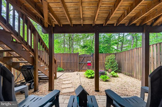 10111 CHESTNUT WOOD LN, Burke, VA 22015