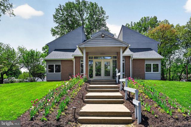 10111 CHESTNUT WOOD LN, Burke, VA 22015