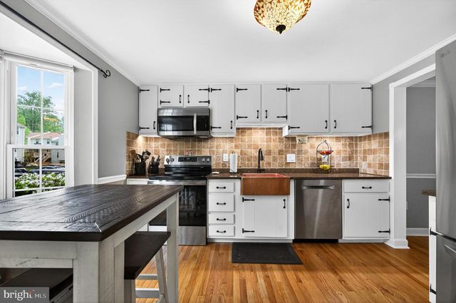 10111 CHESTNUT WOOD LN, Burke, VA 22015