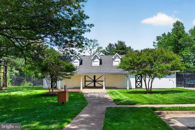 10111 CHESTNUT WOOD LN, Burke, VA 22015