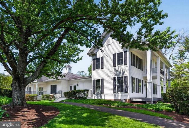 10111 CHESTNUT WOOD LN, Burke, VA 22015