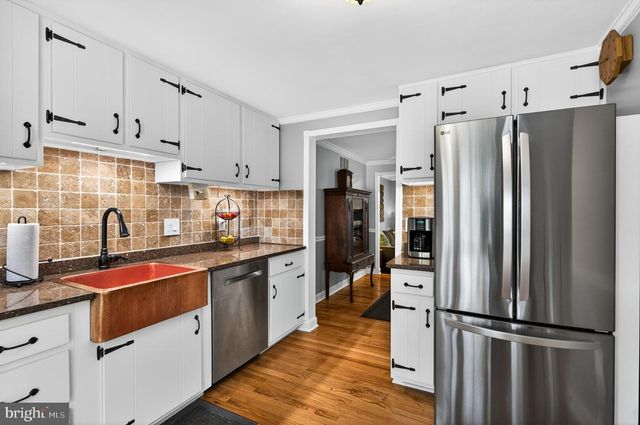 10111 CHESTNUT WOOD LN, Burke, VA 22015