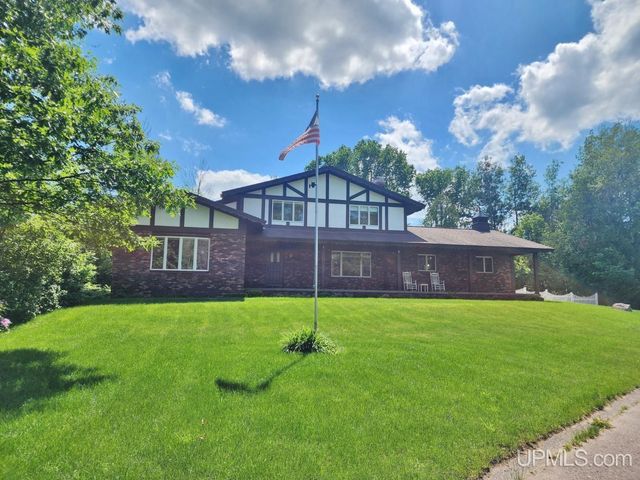 1005 Eleventh Avenue, Houghton, MI 49931