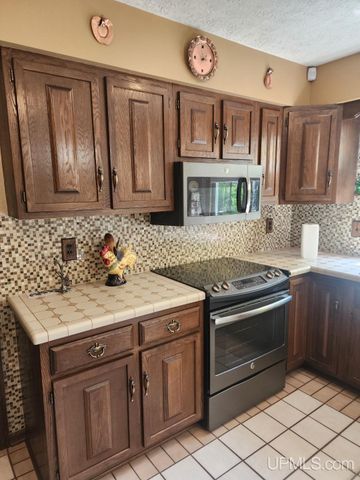 1005 Eleventh Avenue, Houghton, MI 49931