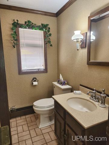 1005 Eleventh Avenue, Houghton, MI 49931