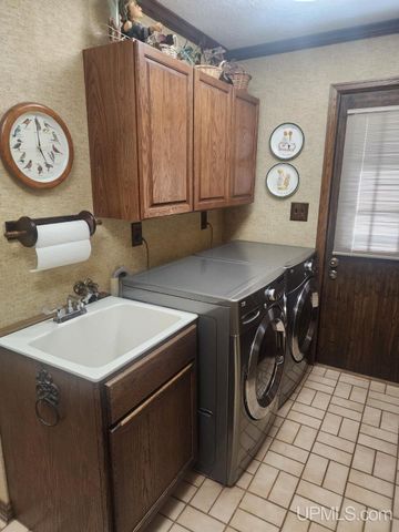 1005 Eleventh Avenue, Houghton, MI 49931